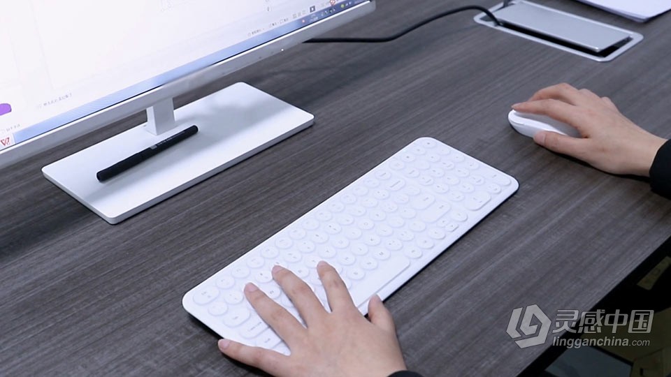 实拍视频素材-设计师在办公室操作电脑无线键盘实拍视频  灵感中国网 www.lingganchina.com