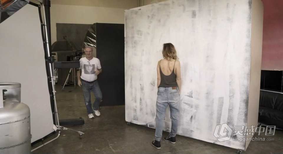 摄影师 Peter Coulson 棚拍美女模特Bonnee摆姿势教程 中英字幕  灵感中国网 www.lingganchina.com
