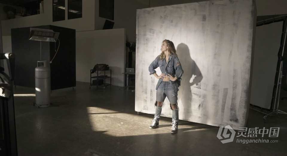摄影师 Peter Coulson 棚拍美女模特Bonnee摆姿势教程 中英字幕  灵感中国网 www.lingganchina.com