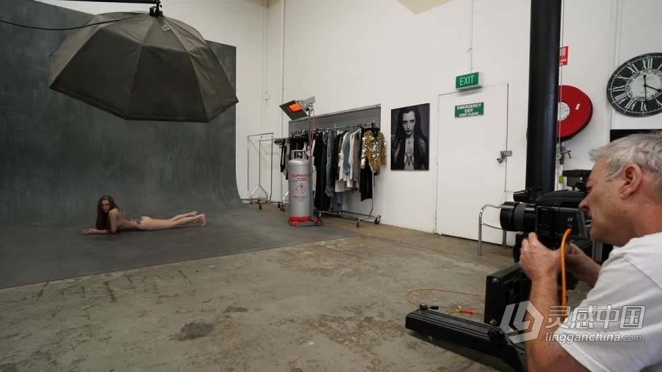 摄影师 Peter Coulson 模特Ana室内私房人像布光教程 中英字幕  灵感中国网 www.lingganchina.com