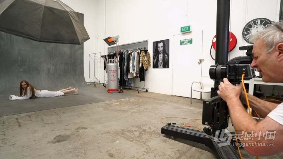 摄影师 Peter Coulson 模特Ana室内私房人像布光教程 中英字幕  灵感中国网 www.lingganchina.com