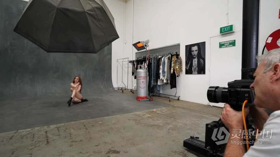 摄影师 Peter Coulson 模特Ana室内私房人像布光教程 中英字幕  灵感中国网 www.lingganchina.com