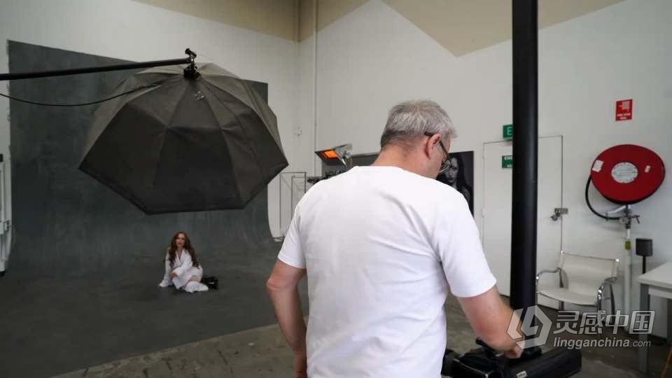 摄影师 Peter Coulson 模特Ana室内私房人像布光教程 中英字幕  灵感中国网 www.lingganchina.com