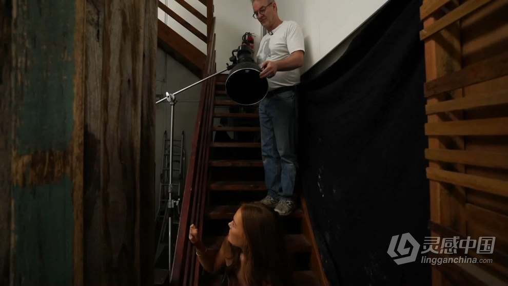 摄影师 Peter Coulson 楼梯人像摄影用光摆姿势教程 中英字幕  灵感中国网 www.lingganchina.com