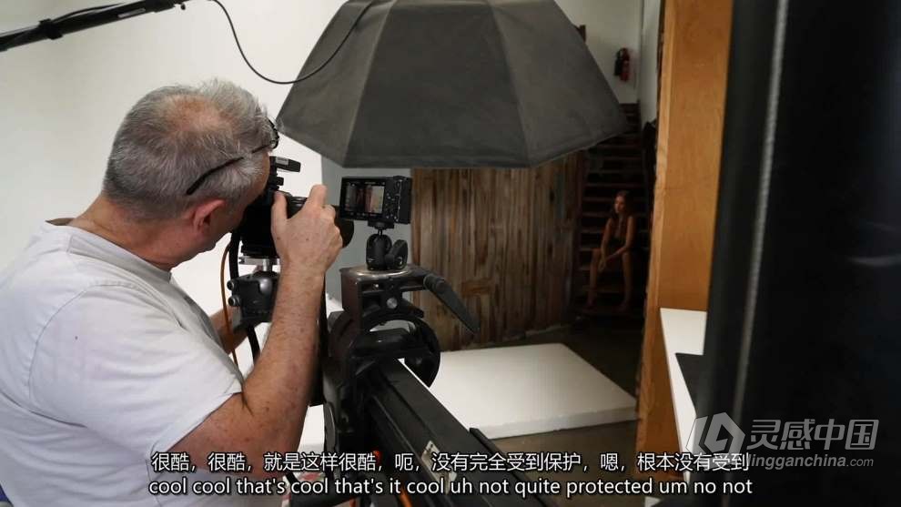 摄影师 Peter Coulson 楼梯人像摄影用光摆姿势教程 中英字幕  灵感中国网 www.lingganchina.com